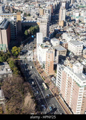 Kasuga Dori vista dal ponte di osservazione della Bunkyo Civic Center. Foto Stock