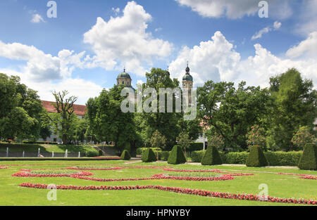 Corte in fiore giardino in primavera con la chiesa e gli alberi. Foto Stock
