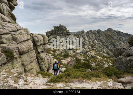 Gli escursionisti in Siete Picos (sette cime) gamma, in Spagna a Madrid, il 24 ottobre 2015. Si tratta di una delle catene montuose più k Foto Stock