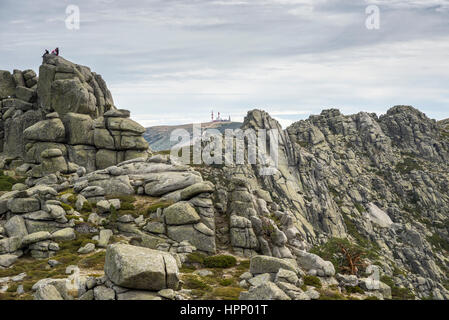 Gli escursionisti in Siete Picos (sette cime) gamma, in Spagna a Madrid, il 24 ottobre 2015. Si tratta di una delle catene montuose più k Foto Stock