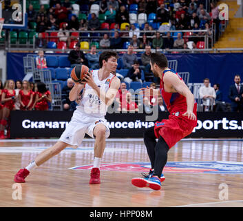 Mosca, Russia - 27 gennaio 2017: Cedi Osman (6) vs Nikita Kurbanov (41) sul gioco del basket CSKA vs Anadolu Efes sul campionato regolare di Eurolega il 27 gennaio 2017, a Mosca, in Russia. Il CSKA ha vinto 80:77 Foto Stock