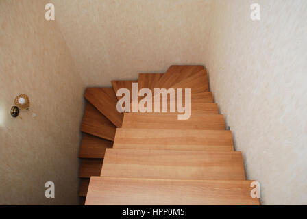 Grandi scale in legno. La costruzione delle scale di casa. Foto Stock