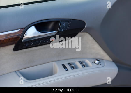 Auto all'interno della porta, vicino fino Foto Stock