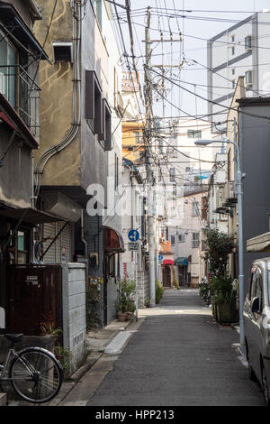 Una stretta strada nel quartiere di Taito, Tokyo. Foto Stock