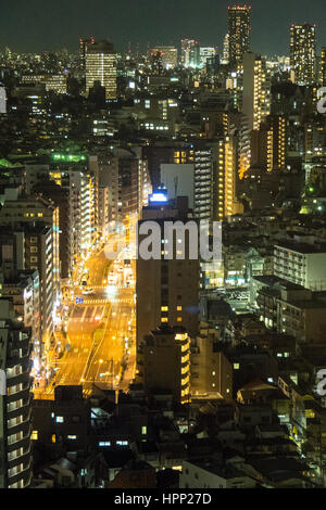 Kasuga Dori di notte vista dal ponte di osservazione della Bunkyo Civic Center. Foto Stock