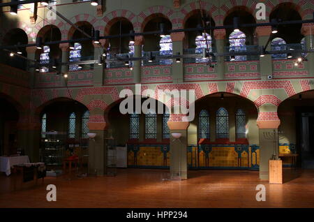 Interno della sinagoga ebraica (1906) a Folkingestraat, quartiere ebraico a Groningen, Paesi Bassi. Lo stile moresco, design architetto Tjeerd Kuiper Foto Stock