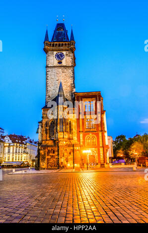 Vecchia Torre dell orologio, in Staré Mesto. La torre fu aggiunto nel 1354, in stile gotico, nel vecchio centro della città di Praga Repubblica Ceca Foto Stock