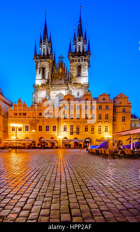 Uno dei simboli di Praga, la Chiesa di Nostra Signora di Tyn, vecchia chiesa gotica in città vecchia piazza principale, Stare Mesto Foto Stock