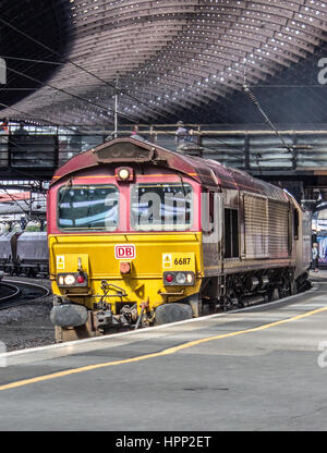 Classe 66 Frieght locomotiva diesel treno passa attraverso la stazione di York Foto Stock