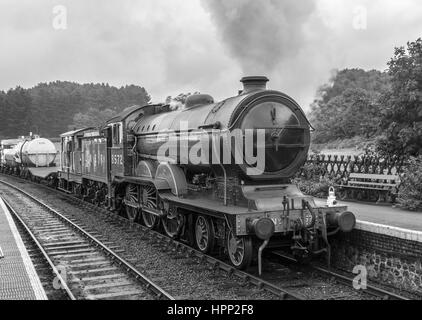 LNER B12 4-6-0 8572 Treno a vapore che passa attraverso la stazione di Weybourne sulla North Norfolk ferroviari con una dimostrazione di treni merci Foto Stock