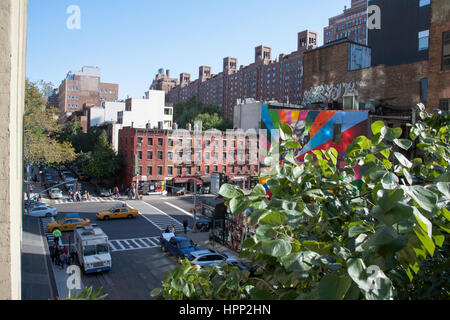 Negozi e tradizionali edifici di appartamenti in corrispondenza della giunzione di 10th Avenue e West 25th Street dalla linea alta Manhattan New York City USA Foto Stock