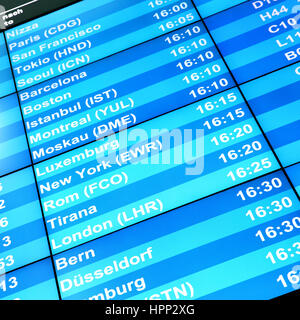 Volo moderno information board in un aeroporto Foto Stock