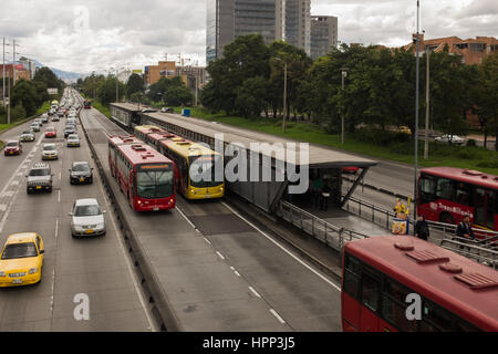 Bogotà - Colombia, 25 gennaio. La Transmilenio (BRT sistema che serve di Bogotà) nell'Autopista Norte in Bogotá, Colombia il 25 gennaio 2017. Foto Stock