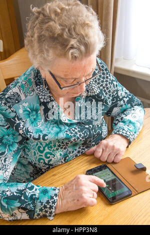 Vecchia donna con lo smartphone e whatapp Foto Stock