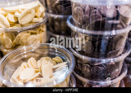 Il bianco e il cioccolato fondente dischi in contenitori in plastica Foto Stock