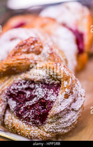 Vista dettagliata del berry riempito di pasta sfoglia danese con zucchero a velo Foto Stock