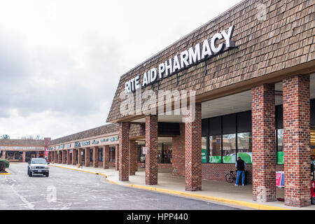 Burke, Stati Uniti d'America - 15 Febbraio 2017: Rito Aiuto Pharmacy store esterno Foto Stock