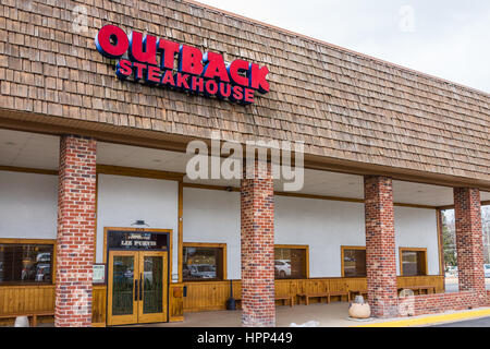 Burke, Stati Uniti d'America - 15 Febbraio 2017: ristorante Outback con segno rosso Foto Stock