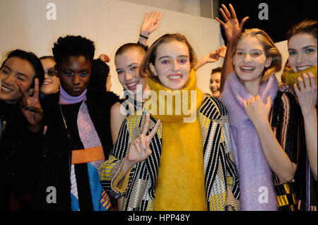 Milano, Italia. Il 23 febbraio, 2017. Byblos backstage presso la Fashion Week di Milano donne F/W il 2017-2018 Credito: Gaetano Piazzolla/Pacific Press/Alamy Live News Foto Stock