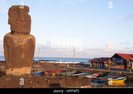 Antico moai a AHU Tuatara che domina la moderna città di Hanga Roa sull'isola di Pasqua (Rapa Nui) nel Pacifico meridionale, Cile Foto Stock