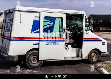 Indianapolis - Circa Febbraio 2017: USPS Post Office Mail carrello. I fornitori del servizio universale è responsabile di fornire il recapito dei messaggi di posta II Foto Stock