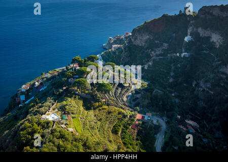 Vista delle colline terrazzate al di sotto di Villa Cimbrone, Ravello, Campania, Italia Foto Stock
