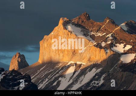 Los Cuernos del Paine alla luce del mattino presto, Ande Montagne, Torres del Paine Parco Nazionale, Cile Foto Stock