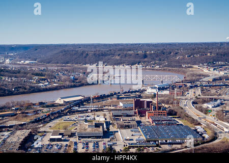 Una vista di Cincinnati guardando attraverso il fiume Ohio verso il Kentucky da carew Tower. Foto Stock