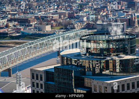 Una vista guardando attraverso il fiume Ohio verso il Kentucky dal ponte di osservazione a Carew Tower a Cincinnati OH. Foto Stock