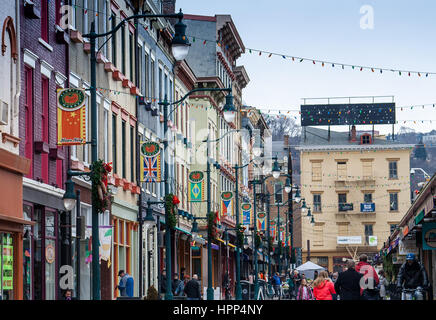 CINCINNATI, OHIO - Dicembre 2016 - Una fila di negozi e ristoranti presso la storica Findlay Mercato nel centro cittadino di Cincinnati su un giorno d'inverno. Foto Stock