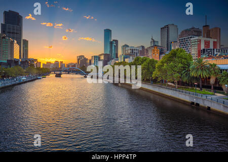 Città di Melbourne. Immagine di paesaggio cittadino di Melbourne, Australia durante il periodo estivo il tramonto. Foto Stock