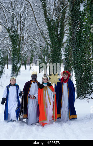 I bambini vestiti come carolers, i tre Re Magi, Bad Heilbrunn, Alta Baviera, Baviera, Germania Foto Stock