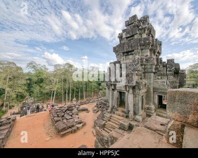 Rovine di templi di Angkor Wat Siem Reap con cielo blu nubi n. persone Foto Stock
