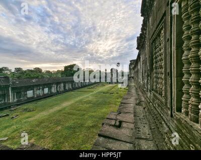 Tramonto sul cortile interno alla rovina del tempio di Angkor Wat Foto Stock