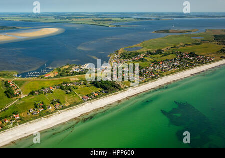 Spiaggia di sabbia, la baia e il porto di Vitte, isola di Hiddensee, costa baltica, Meclemburgo-Pomerania, Germania Foto Stock