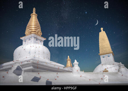 Vista serale di Bodhnath stupa . Kathmandu . Nepal. notte stelle brillare e la luna Foto Stock