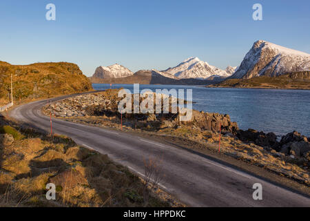 Isola di Flakstadoya costa, isole Lofoten in Norvegia, Europa Foto Stock