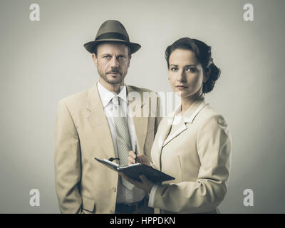 Vintage manager e segretario lavorando insieme controllare le note e gli appuntamenti Foto Stock