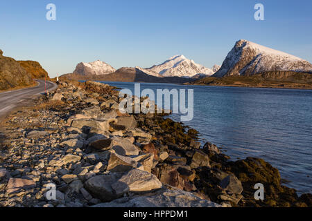 Isola di Flakstadoya costa, isole Lofoten in Norvegia, Europa Foto Stock