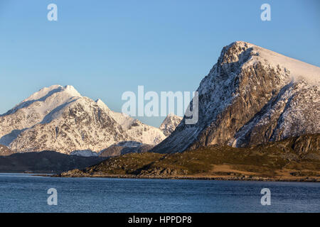 Isola di Flakstadoya costa, isole Lofoten in Norvegia, Europa Foto Stock