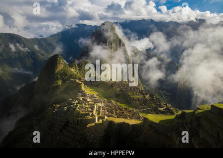 La nebbia le rovine di Machu Picchu - Perù Foto Stock
