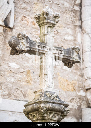 Croce di pietra in rhw Convento di Nostra Signora del Monte Carmelo (Portoghese: Convento da Ordem do Carmo) a Lisbona, Portogallo. Foto Stock