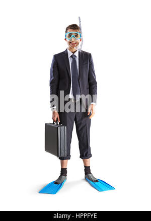 Imprenditore sorridente con scuba maschera e pinne in possesso di una valigetta ventiquattrore su sfondo bianco. Foto Stock