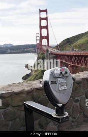 A gettone binocolo al Golden Gate Bridge area di osservazione in San Francisco, CA, Stati Uniti d'America. Foto Stock