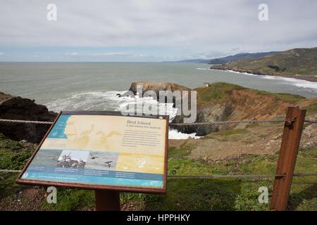 Un segno e una vista di Bird Island, un rifugio sicuro per gli uccelli a Marin Headlands vicino a San Francisco, CA, Stati Uniti d'America. Foto Stock