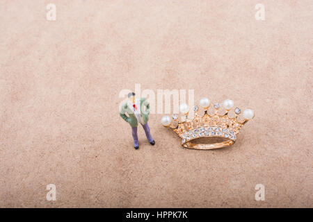 Figurina e modello corona con finti perle Foto Stock