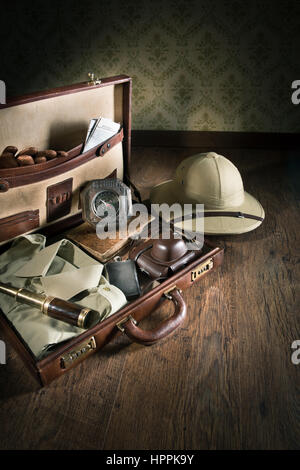 Aprire la valigia in pelle con avventuriero vintage, comprese le attrezzature albedo hat e telescopio di ottone. Foto Stock