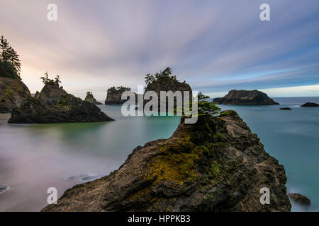 Un piccolo segreto beach immerso in qualche punto lungo la Southern Oregon Coast. Foto Stock