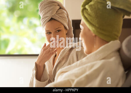 Giovani donne godendo e trascorrere del tempo insieme a spa. Foto Stock