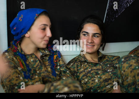 Femmina Yazidi fighters alcuni tanto giovane quanto 14 anni con la neonata tutti-donne Êzidxan donna unità (YJÊ) parte del Sinjar unità di resistenza Foto Stock